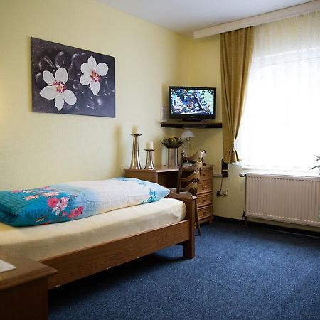 Hotel Zur Bruecke Krefeld Bagian luar foto