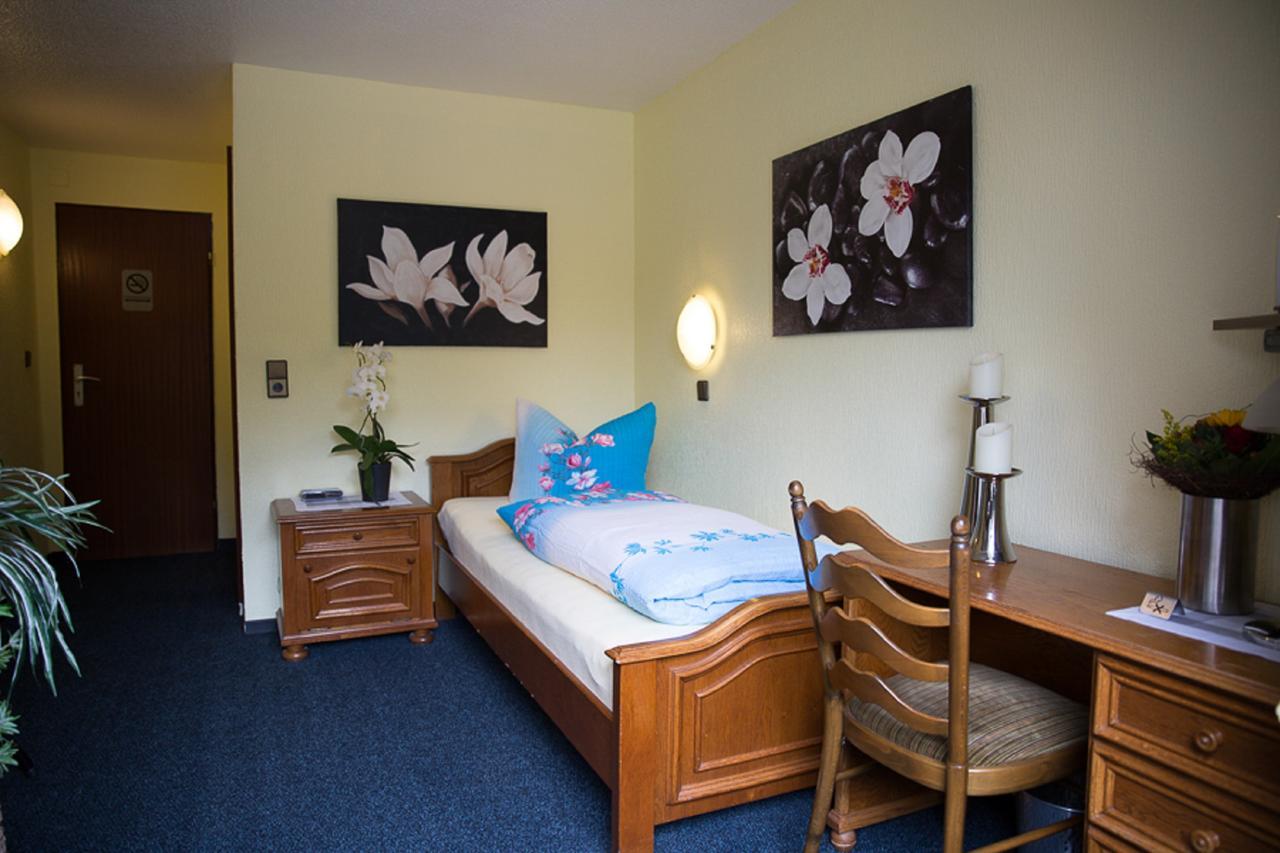 Hotel Zur Bruecke Krefeld Bagian luar foto